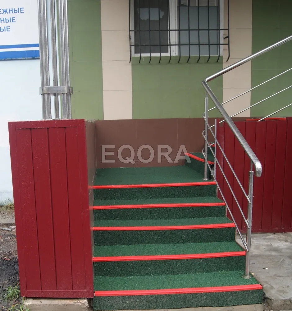 Противоскользящее покрытие на ступени крыльца из резиновой крошки в Клине