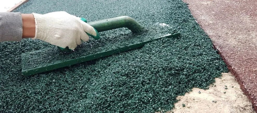 Можно ли укладывать резиновое покрытие на грунт в Клине?