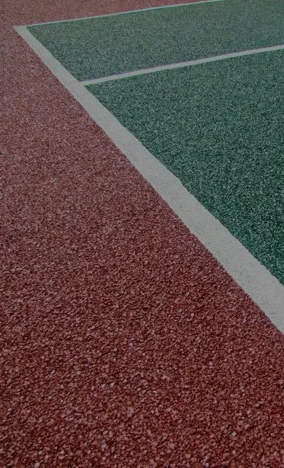 площадка, заполненная резиновой крошкой